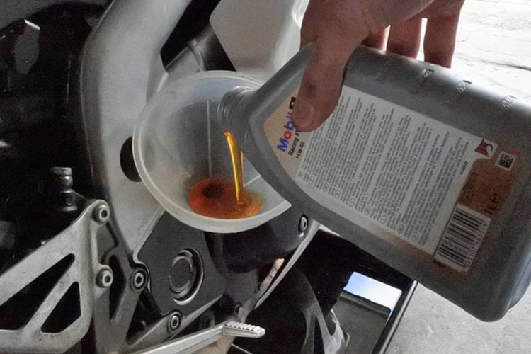 Kenapa Motor yang Jarang Dipakai Justru Harus Tetap Ganti Oli?