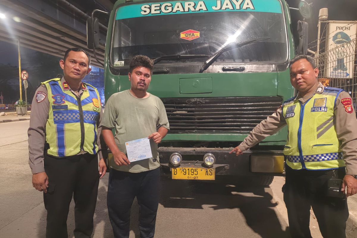 Polisi Tilang Sopir Truk Trailer yang Lawan Arah di Cilincing