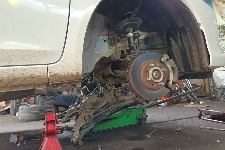 Hati-hati Lubang di Flyover Pesing, Banyak Mobil Pecah Ban