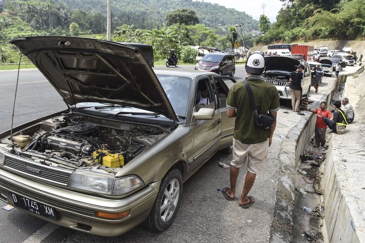 Perlukah Buka Kap Mobil untuk Mendinginkan Mesin?
