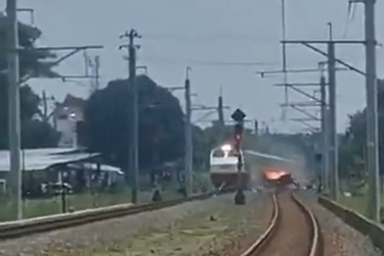 Hati-hati Mengendarai Motor Lewati Pelintasan, Biasakan Berhenti Sejenak