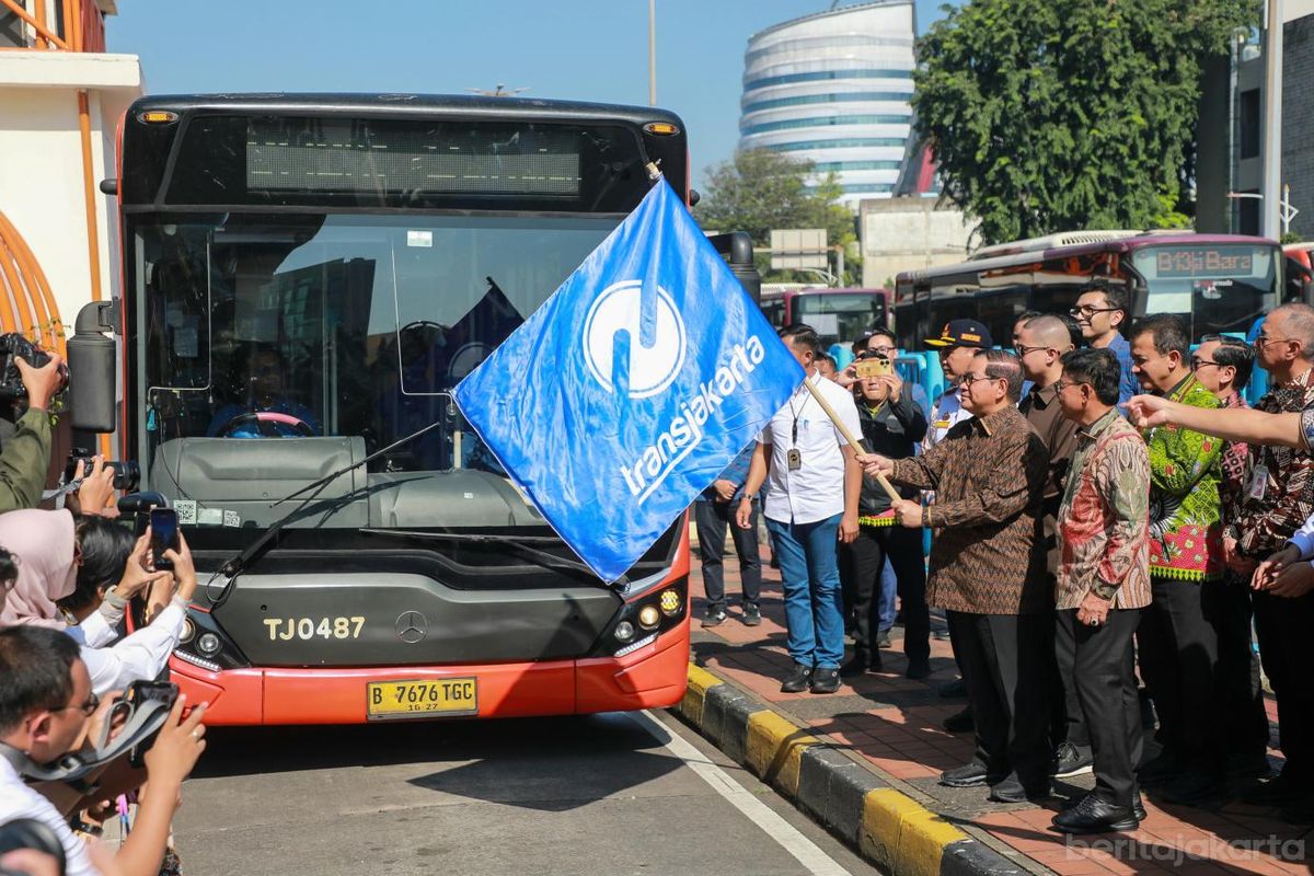 Bus Transjakarta Rute Blok M-Bandara Soetta Resmi Beroperasi
