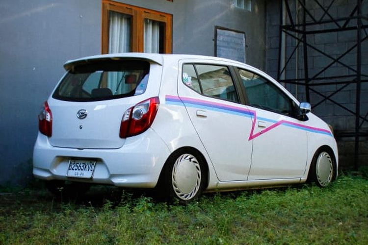 Modifikasi Daihatsu Ayla: Sentuhan Shakotan dan Nuansa 90-an
