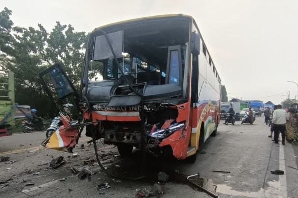 Kecelakaan Maut Mobil Rombongan Umroh dengan Bus karena Ban Selip