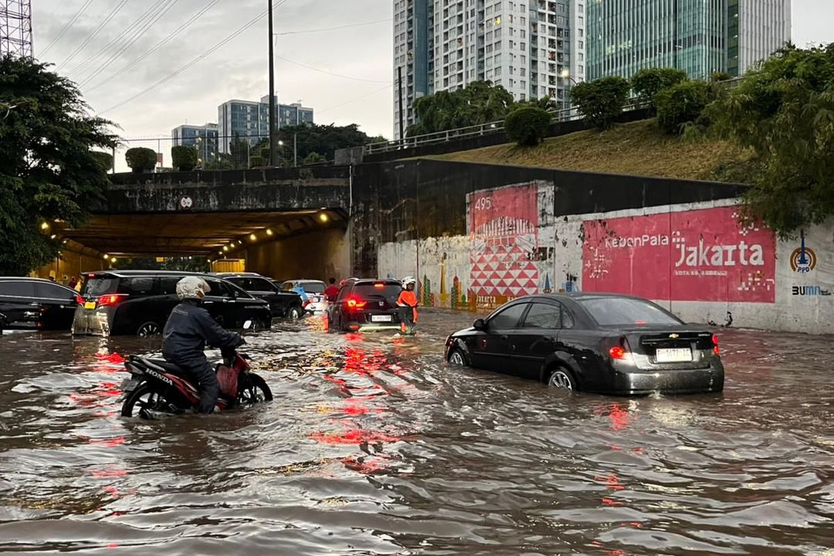 Risiko Tersembunyi di Jalan Basah: Penutup Saluran Air