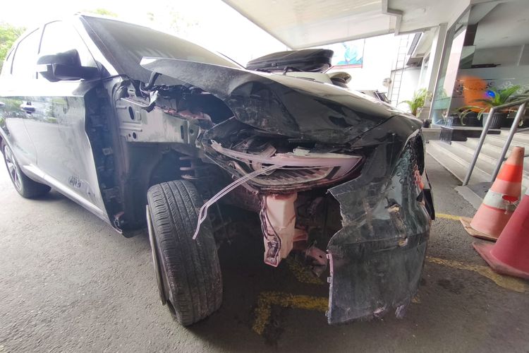 Kronologi Mobil Listrik Tabrak Pintu Kaca Hotel di Klaten