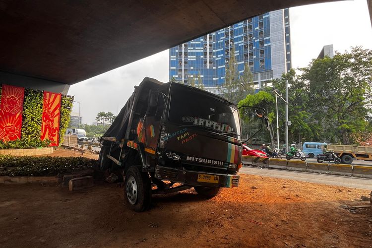 Truk Rem Blong di Slipi Petamburan, Sopir Banting Setir Hindari Tabrakan