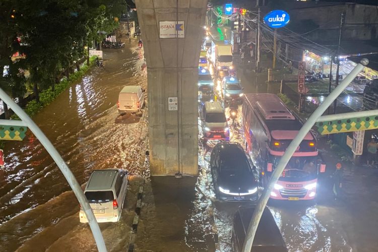 Hujan di Jakarta: Genangan Air di Jalan Ciledug Raya