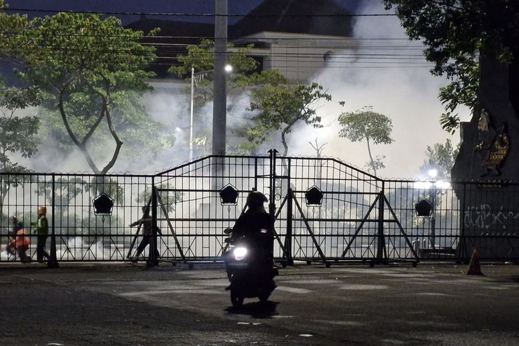 Terkena Gas Air Mata Saat Berkendara? Begini Cara Mengatasinya