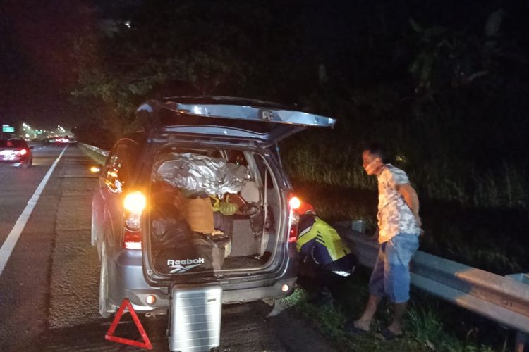 Belajar dari Kecelakaan di JORR, Begini Cara Ganti Ban di Bahu Jalan