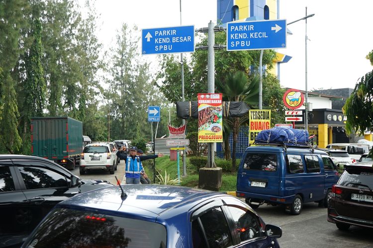 Pemudik Perlu Buka Kap Mesin Mobil Saat Istirahat di Rest Area?