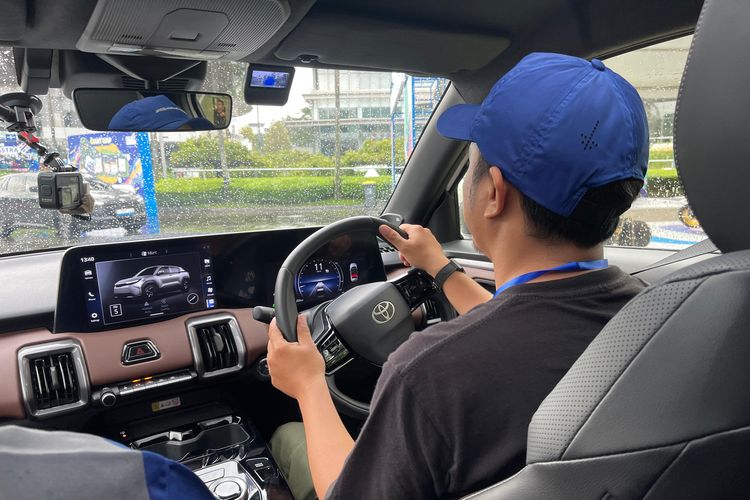 Jajal Mobil Listrik Toyota Urban Cruiser di Astra Auto Fest 2025