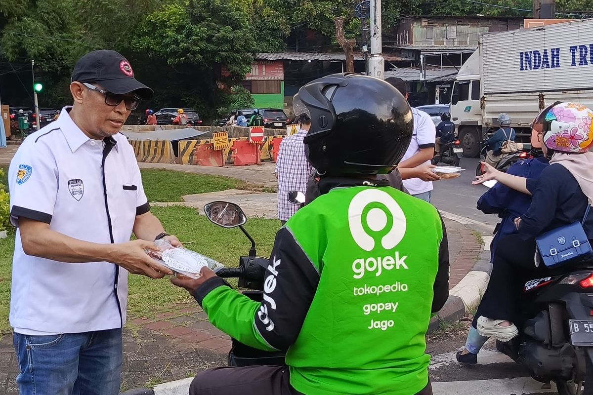 Komunitas Mobil Rayakan Prestasi Balap Lewat Aksi Berbagi di TMII