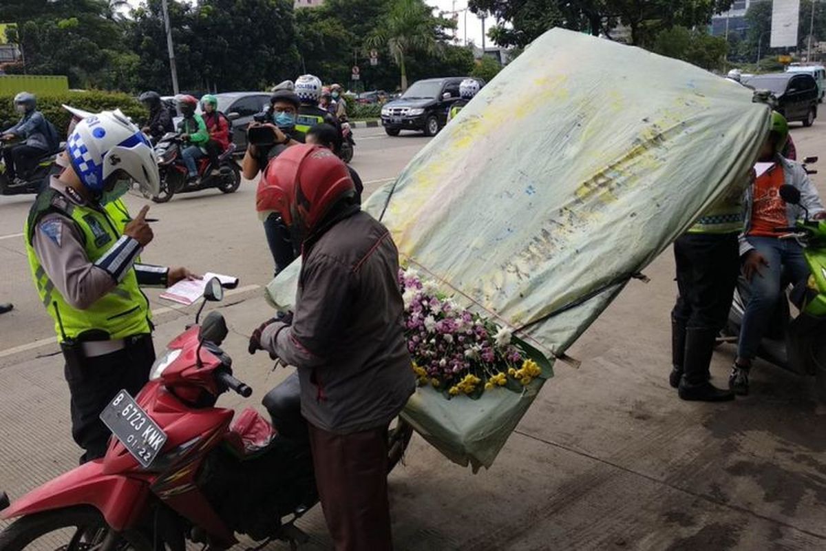 Batasan Bawa Barang yang Wajib Diketahui Pengendara Motor