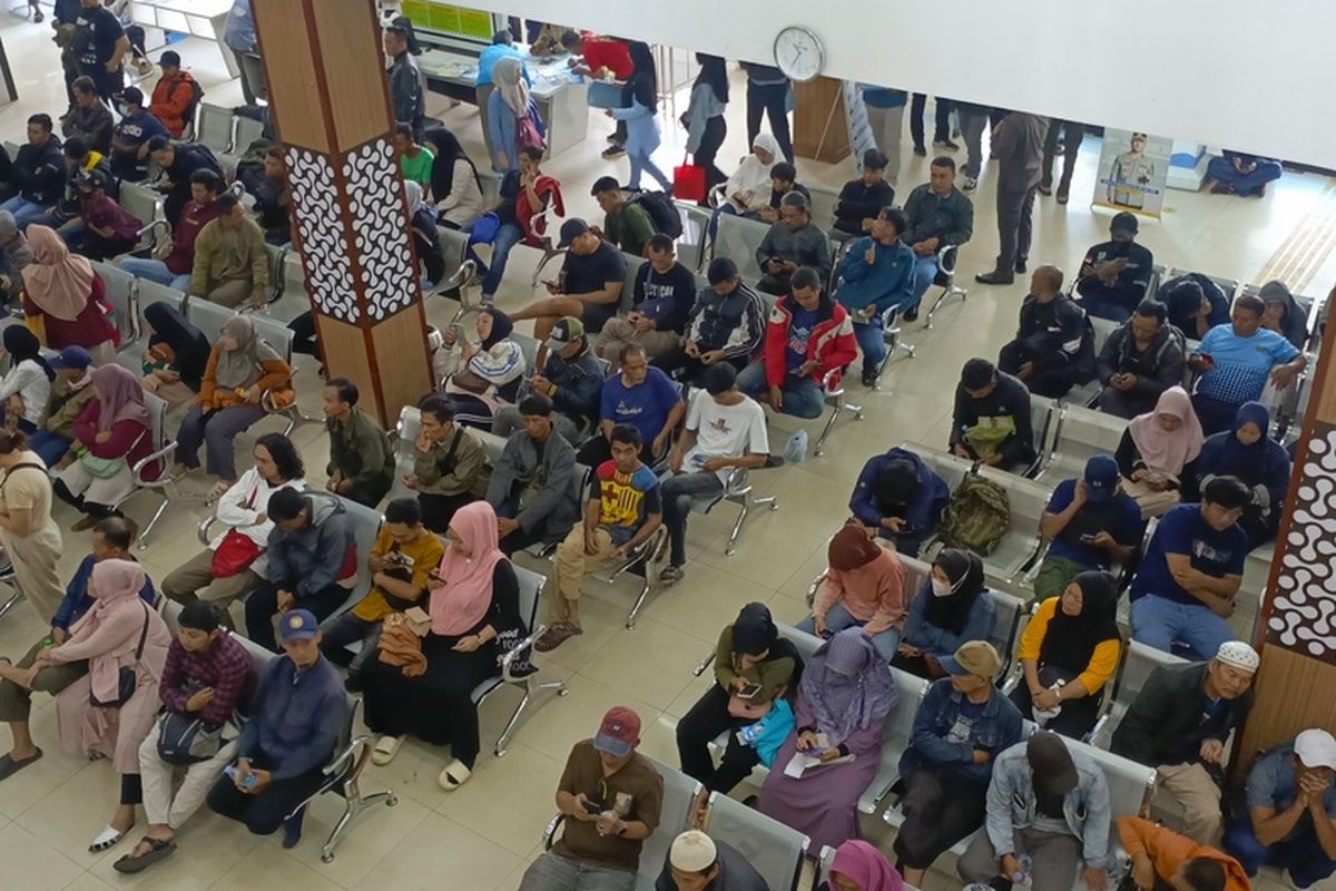 Antrean Panjang Jadi Alasan Warga Pakai Jasa Calo untuk Bayar Pajak Kendaraan