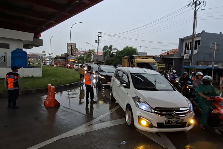 Pengendara Motor: Hindari Bahaya Berteduh di Flyover Saat Hujan