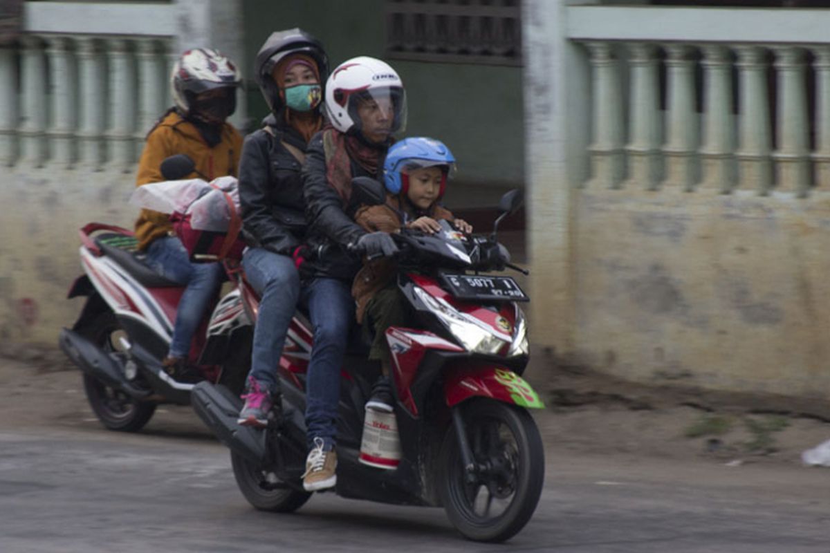 Bahaya Anak Duduk di Depan, Motor Bisa Meluncur Tak Terkendali