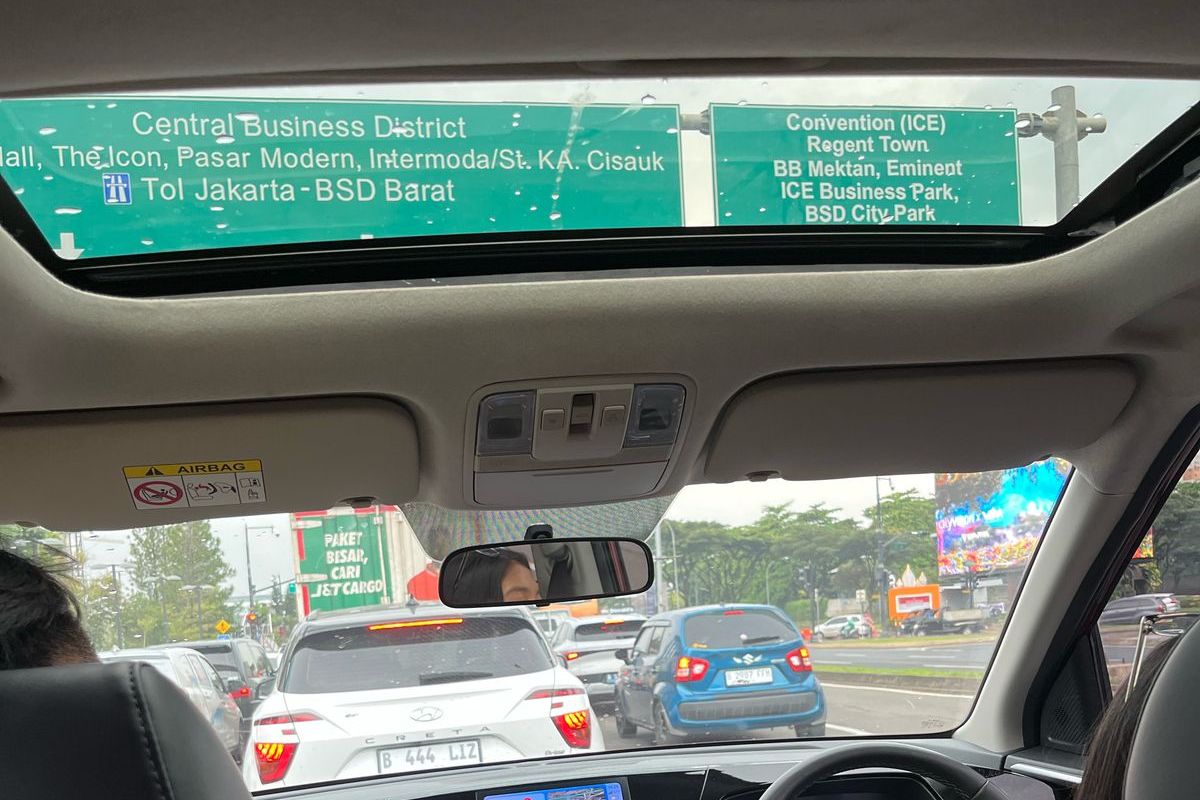 Video Bocah Keluar dari Sunroof Mobil, Langsung Ditegur Polisi