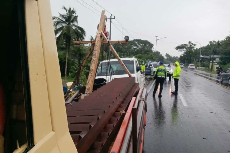 Kecelakaan, Gran Max Habis Dipereteli Warga Tersisa Bodi dan Rangka | Penurunan Arus Mudik Lebaran 2025: Analisis Data dan Penyebabnya | Update Info Jalur Puncak Bogor, One Way dari