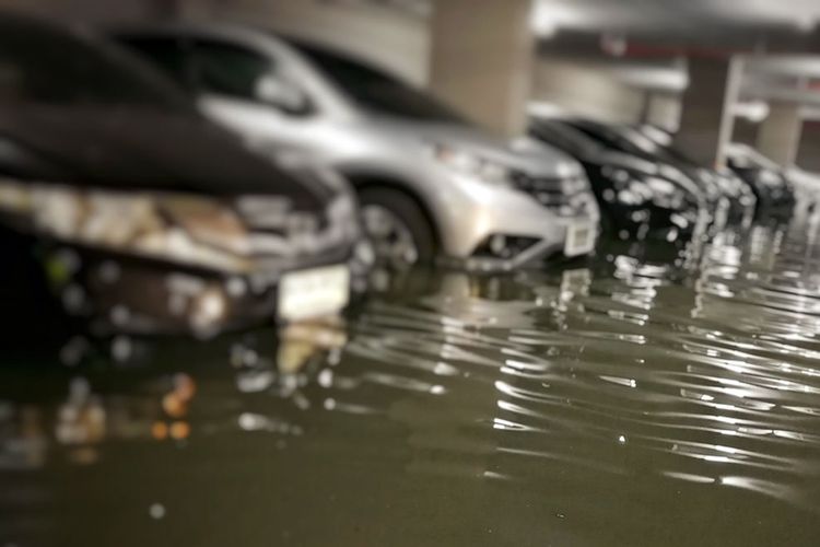 Tips Parkir Aman Mobil Hybrid di Area Rawan Banjir
