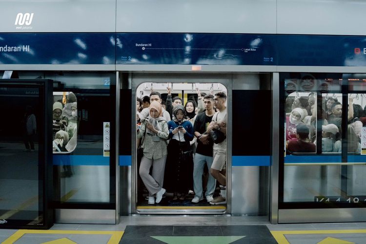 HUT RI ke-81, Tarif Transjakarta, MRT, dan LRT Jakarta Rp 1