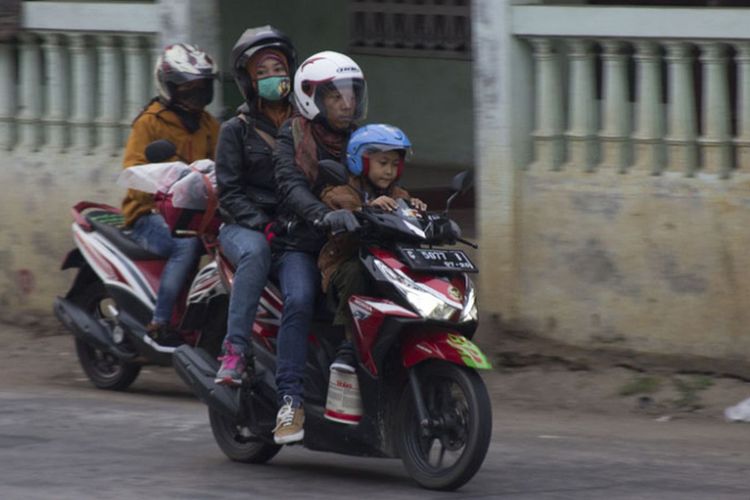 Bahaya Anak di Jok Depan Motor: Keselamatan vs Kebiasaan Orang Tua