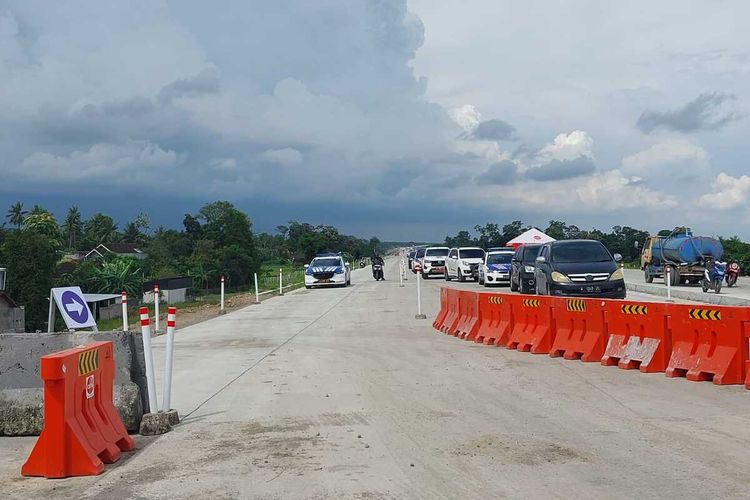 Apa Benar Sering Lewat Jalan Beton Ban Mobil Jadi Cepat Aus?