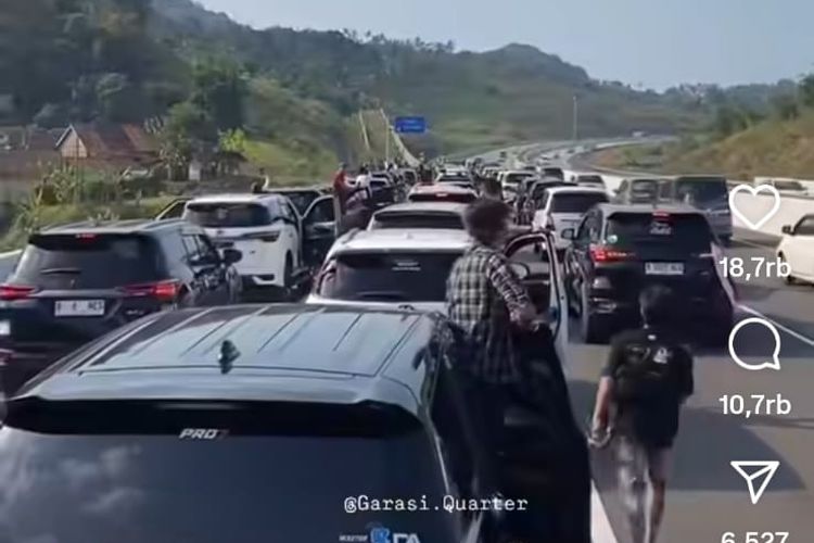 Rombongan Mobil Diesel Parkir Berlapis di Tol Cisumdawu, Ini Sanksi Hukumnya