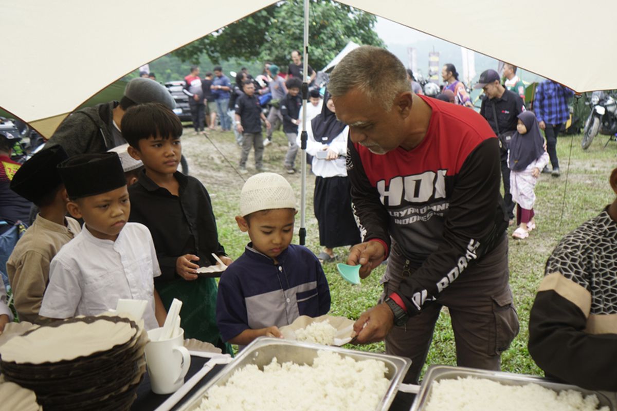Komunitas Motor Padukan Motoran dan Berbagi Kebahagiaan
