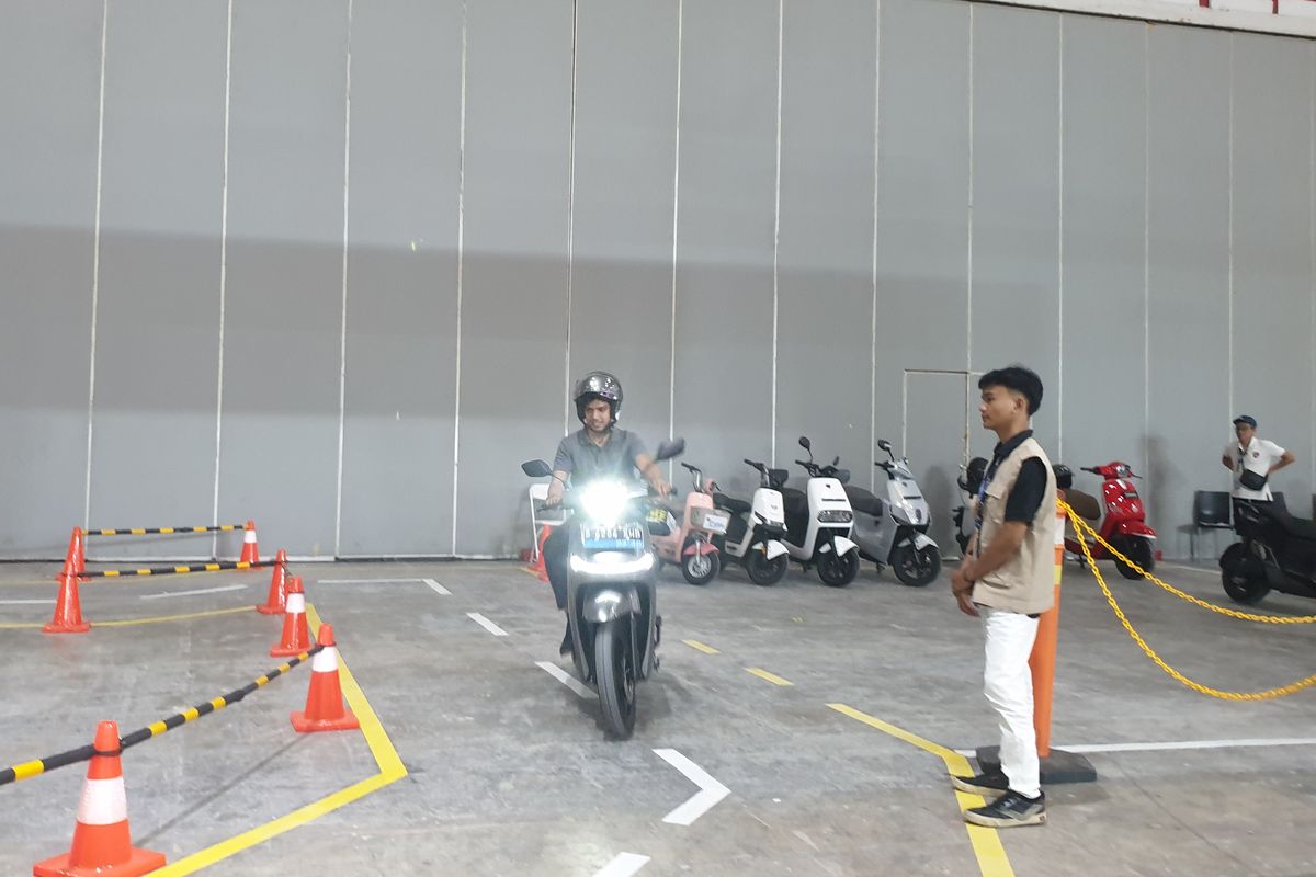 Begini Cara dan Syarat Test Ride Motor Listrik di PEVS 2025