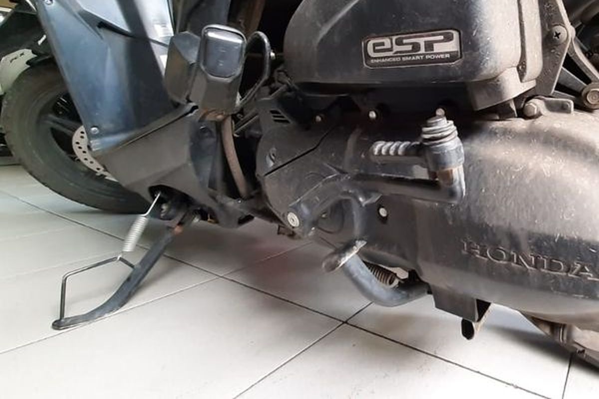 Matikan Motor Matik Pakai Standar Samping: Amankah untuk Aki?