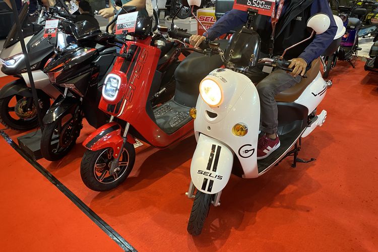 Kenapa Motor Listrik Susah Laku, tak Seperti Mobil Listrik?