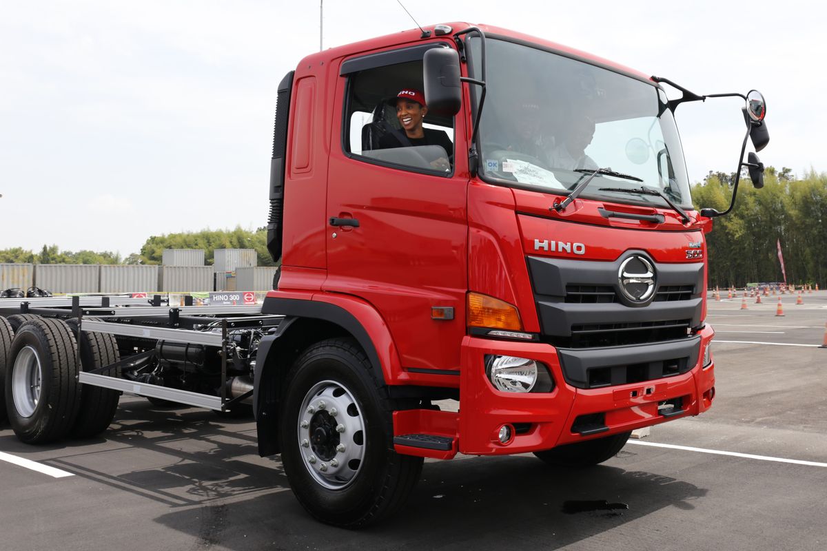 Alasan Kaca Spion Kiri Truk Lebih Banyak Dibanding Sisi Kanan