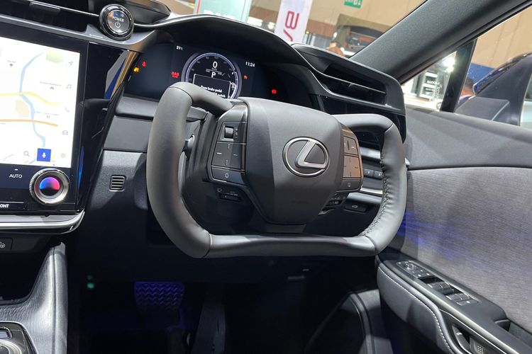 Kelakar Airlangga: Mobil Lexus Ini Mahal karena Punya Setir Unik