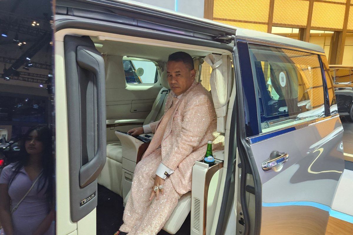 Datang ke GIIAS 2025, Hotman Paris Tertarik pada MPV Premium Rp 2,8 Miliar