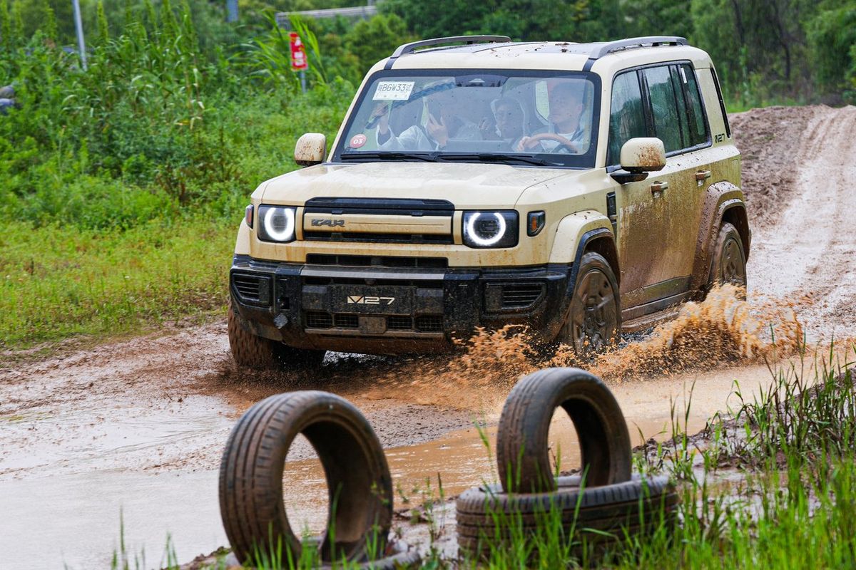 Jajal iCar V27 di Medan Off-road, Tenaga Besar dan Handling Pintar