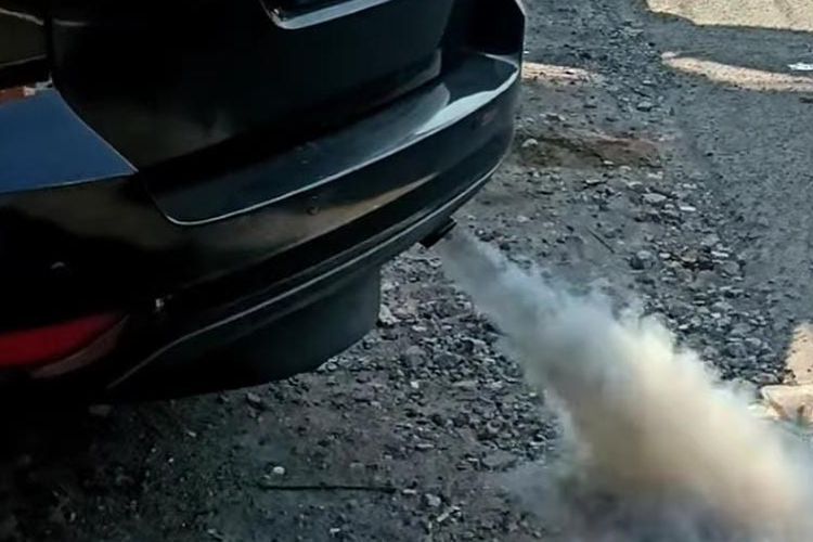 Cara Atasi Mobil yang Mengeluarkan Asap Putih Saat Perjalanan Mudik