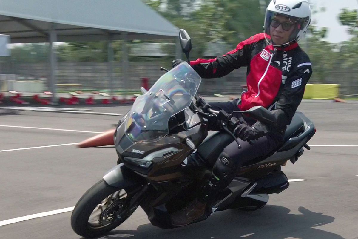 Honda, Pakai RoadSync, Bagaimana Sensasi Berkendara Honda ADV 160? (Video)