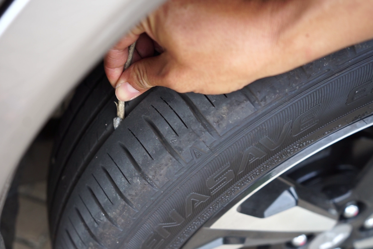 Kerikil Menempel di Alur Ban, Ini Risiko yang Perlu Diwaspadai