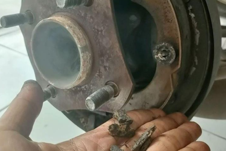 Jangan Biarkan Rem Parkir Mobil Aktif Semalaman dalam Kondisi Basah