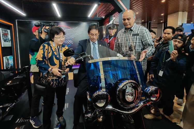 Kala Menkeu Purbaya Tunggangi Harley Davidson di GIIAS 2026