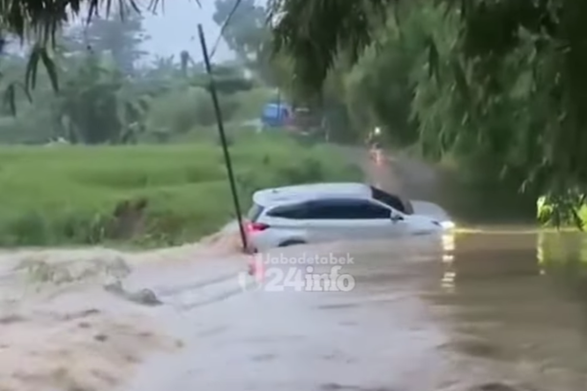 Jangan Pernah Menerobos Aliran Banjir, Mobil Bisa Hanyut