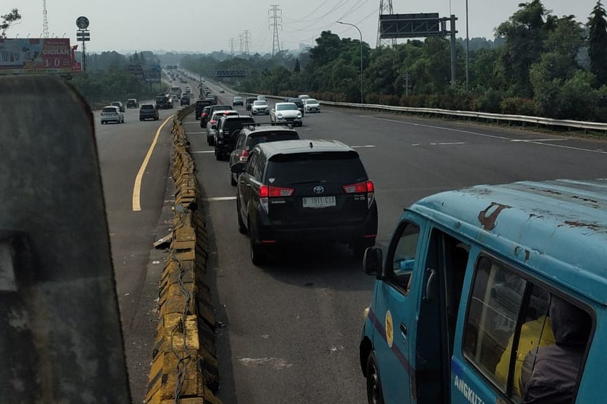 Lalu Lintas Padat, Contraflow Berlaku di Tol Jagorawi Arah Puncak