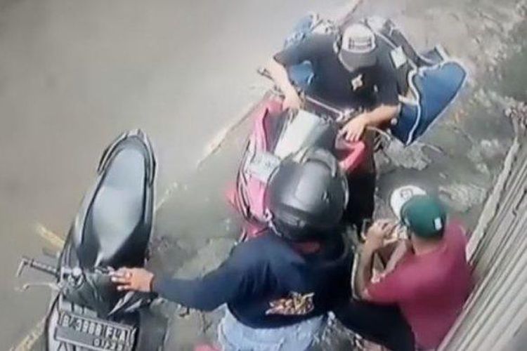 Video Pengendara Motor Wanita Nyaris Jadi Korban Modus Debt Collector