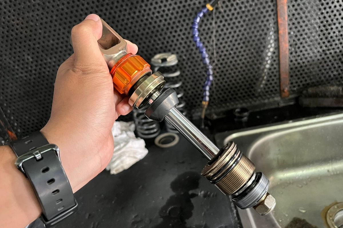 Merawat As Sokbreker, Kunci Panjang Umur Suspensi Motor