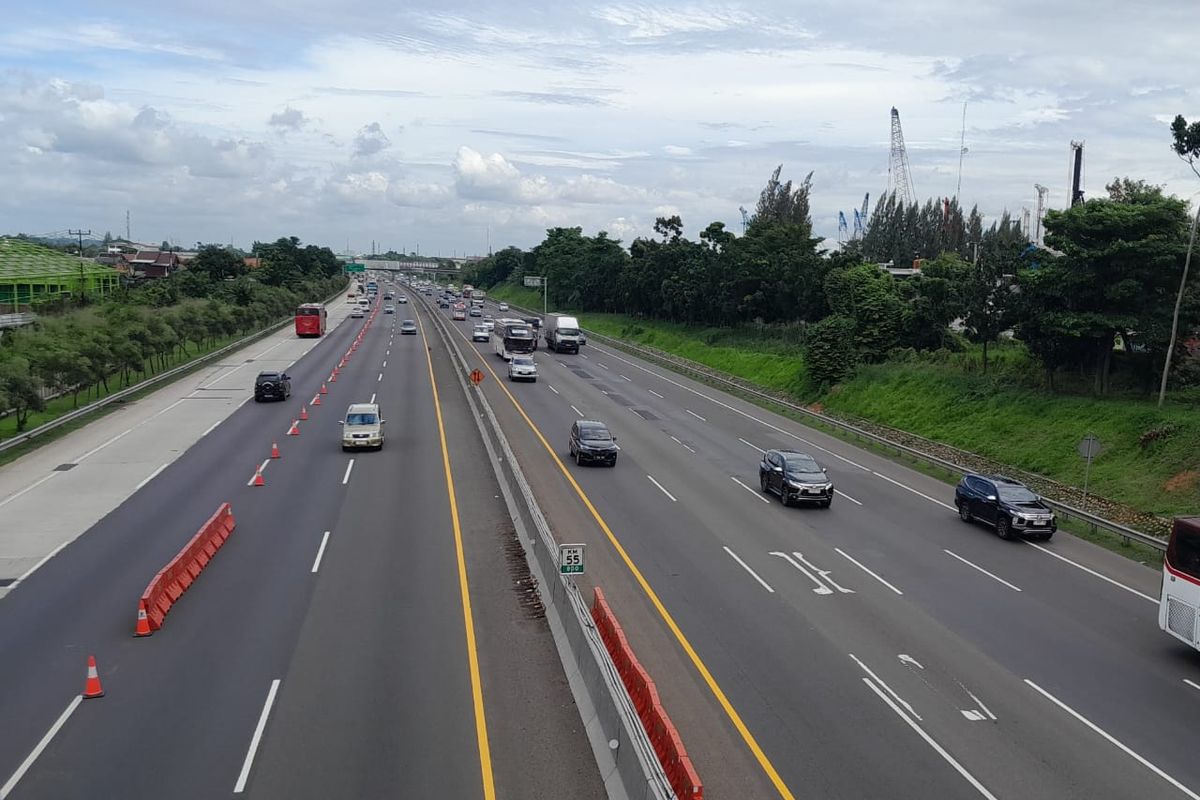 Akibat Sembarangan Pindah Lajur Saat Contraflow, Dua Mobil Tabrakan