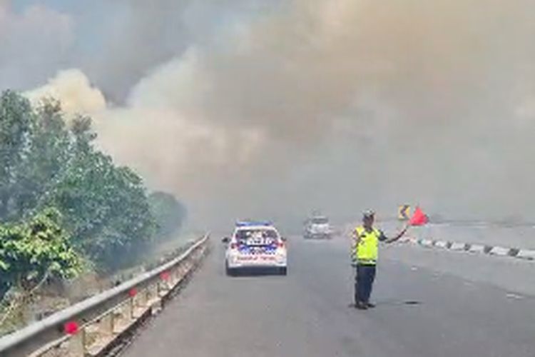 Kabut Asap Pekat Banjarbaru: Cara Berkendara Aman di Tengah Karhutla