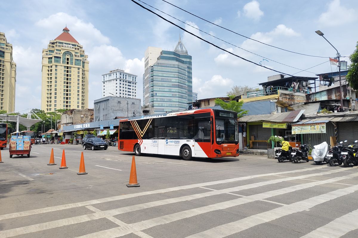 Petugas Transjakarta Gagalkan Pencopetan di Bus