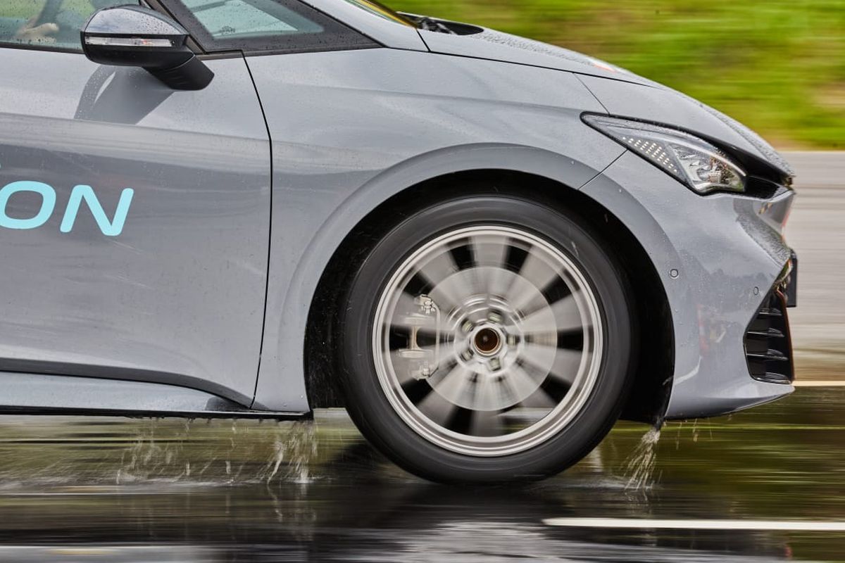 Bagaimana Perawatan Rem Mobil Listrik di Musim Hujan?