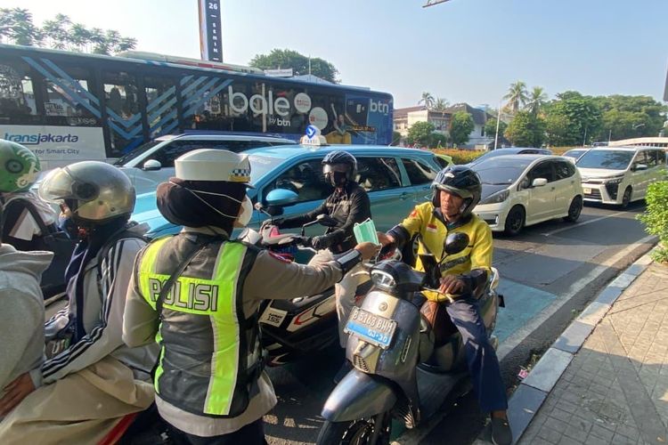 Polda Metro Jaya Bagikan 20.000 Masker untuk Pengemudi Ojol di Tengah Abu Vulkanik